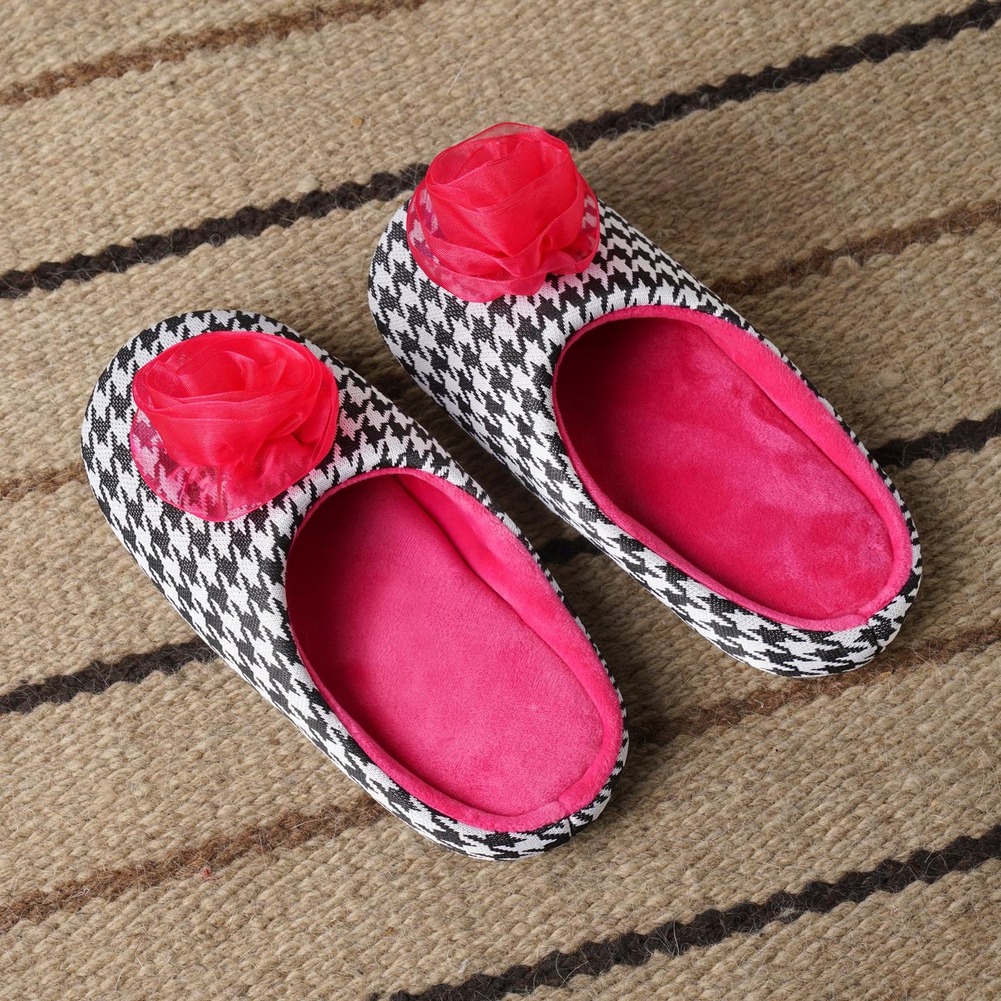 Houndstooth Big Fuchsia Flower - Slippers for Kids